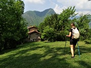 65 Passaggio a bella baita con vista verso il Monte Zucco